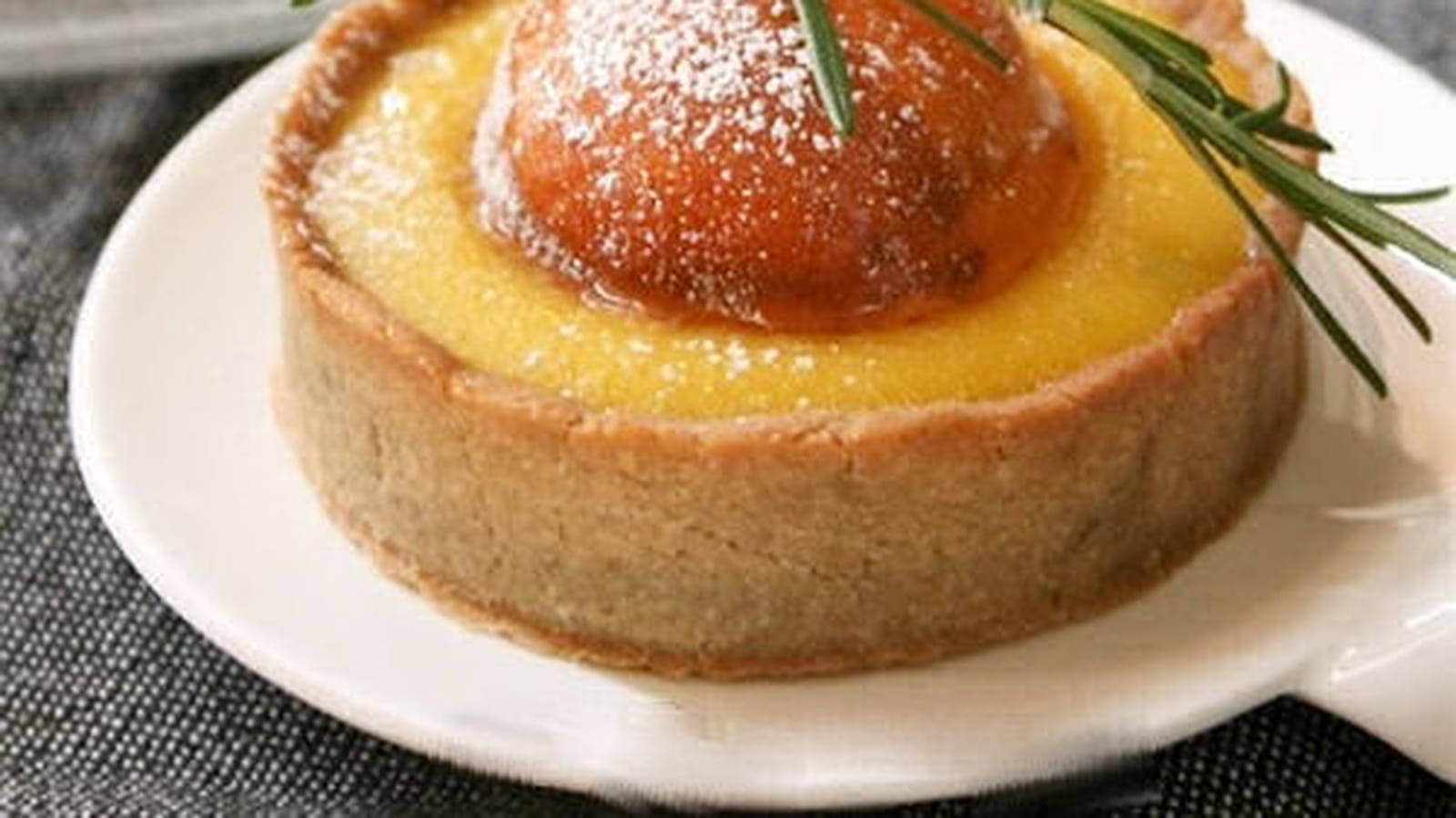 Tarte au curd de melon, romarin et abricots