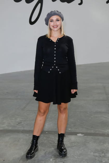 Chloé Jouannet en cardigan agnès b. et béret