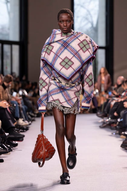 Jupe à carreaux et franges et top coordonné aperçus sur le défilé Rabanne