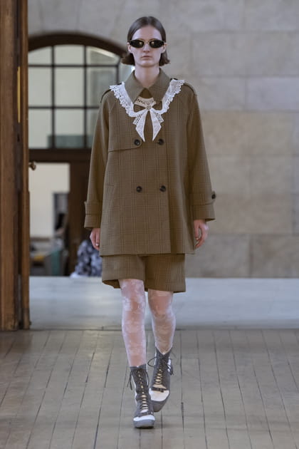 Costume bermuda et plastron blanc aper&ccedil;u sur le d&eacute;fil&eacute; Bora Aksu