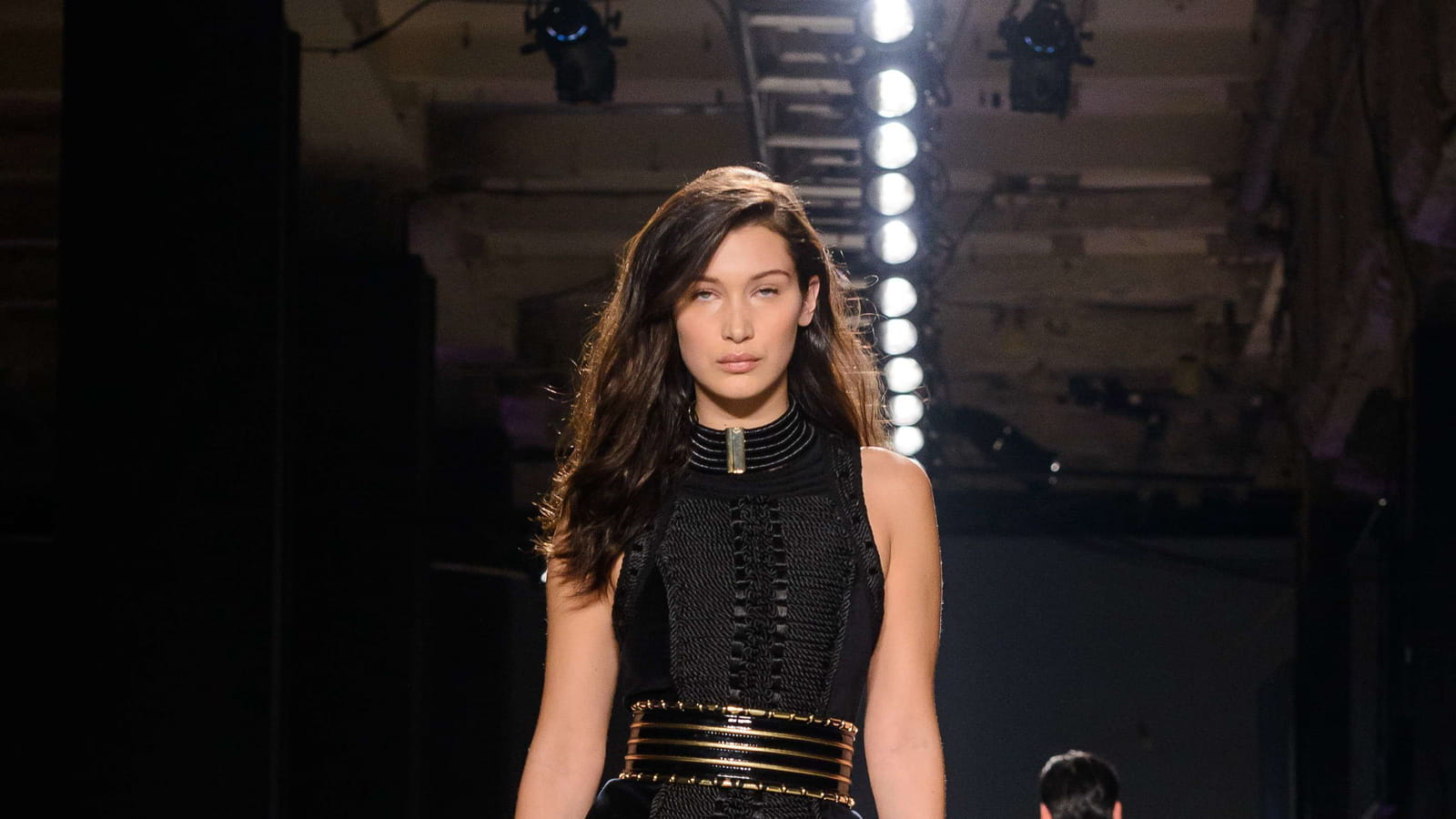 Bella Hadid au défilé H&M X Balmain