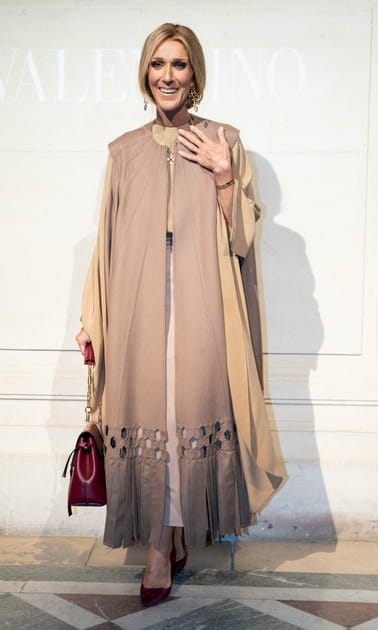 C&eacute;line Dion en long manteau beige