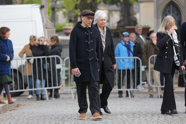 Steevy Boulay, tr&egrave;s affect&eacute;, aupr&egrave;s d'Annie Lemoine aux obs&egrave;ques d'Isabelle Mergault
