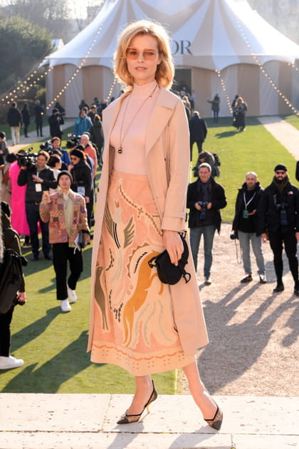 Eva Herzigova en jupe imprimée