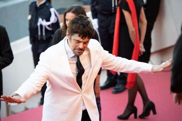 Benicio Del Toro plane