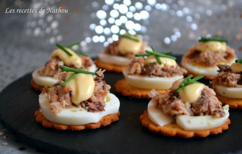 Petits toasts aux oeufs et sardines citronnées, mayonnaise au Tabasco