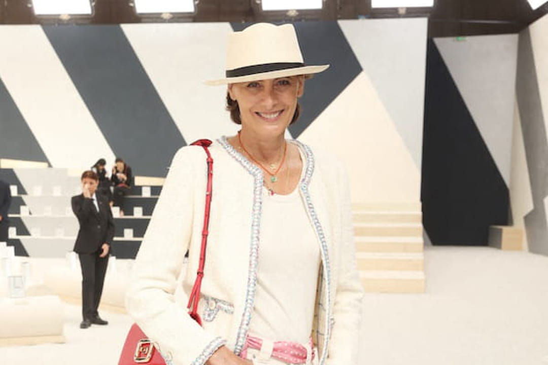 Ines de la Fressange en total look crème avec une veste en tweed