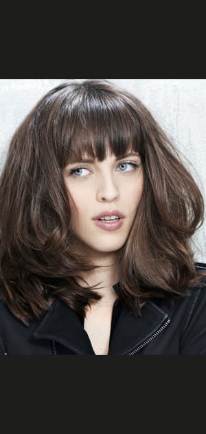 Coupe mi-longue avec frange