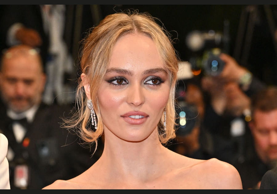 Lily Rose Depp, superbe avec son cat-eye glitter