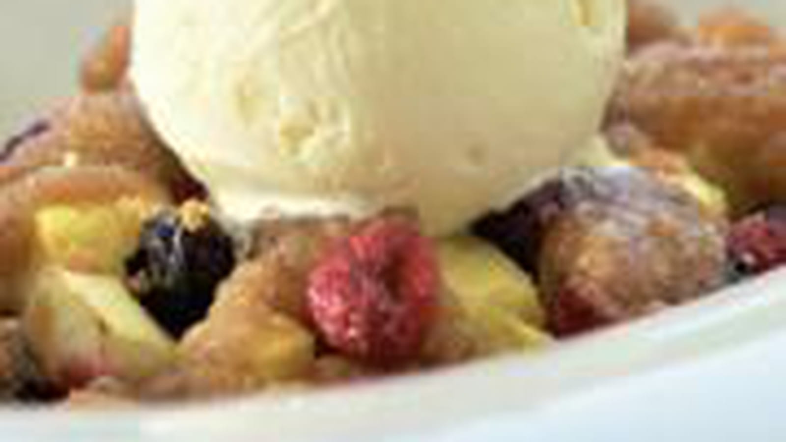 Crumble aux fruits de saison et galettes au beurre Jules Destrooper