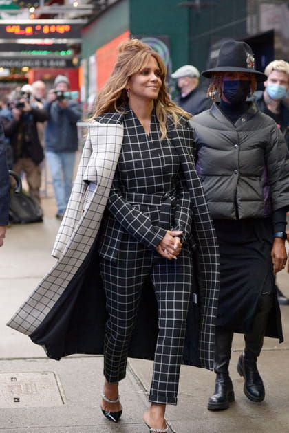 Halle Berry en ensemble à carreaux