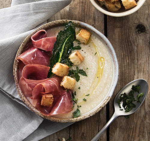 Velouté de topinambour, jambon de Parme et chou noir de Toscane