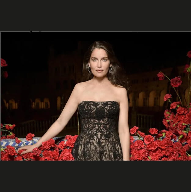 Laetitia Casta, naturelle avec ses l&egrave;vres nudes