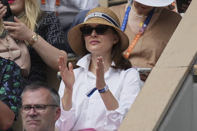 Natalie Portman cachée par son chapeau Dior à Roland-Garros
