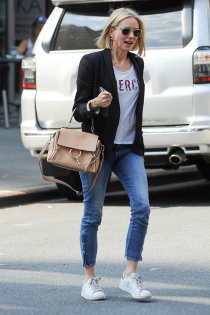 Naomi Watts en sac Chloé et baskets Adidas