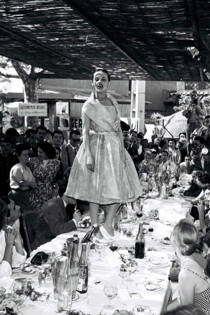 Jeanne Moreau en robe du soir et escarpins blancs