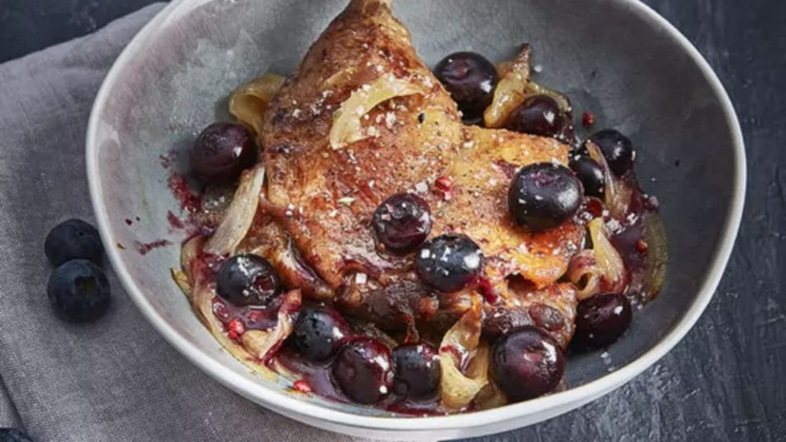 Confit de canard au miel et myrtilles
