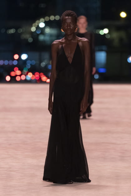 Look 49&nbsp;du d&eacute;fil&eacute; Saint Laurent