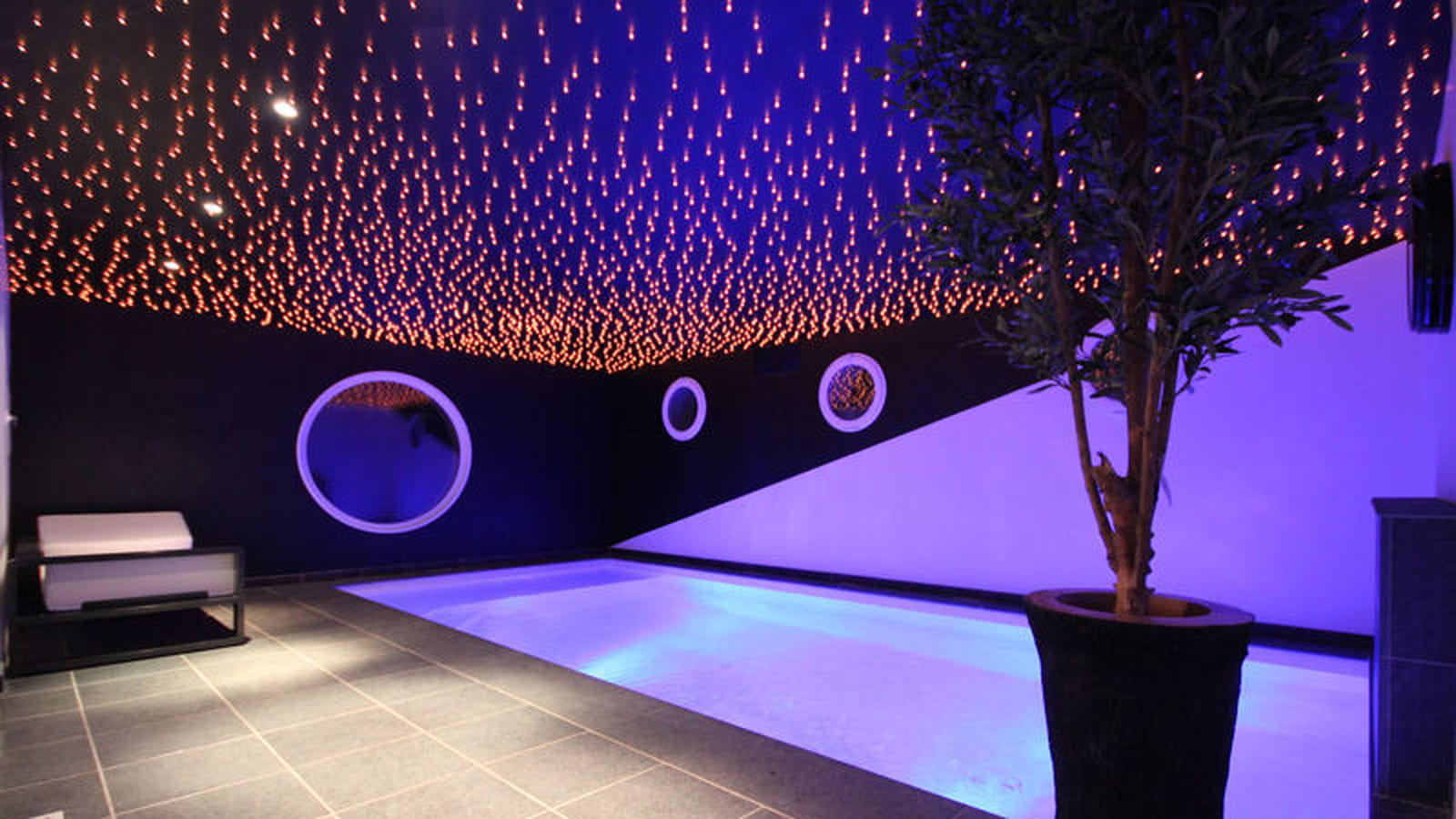 Piscine de nuit : or