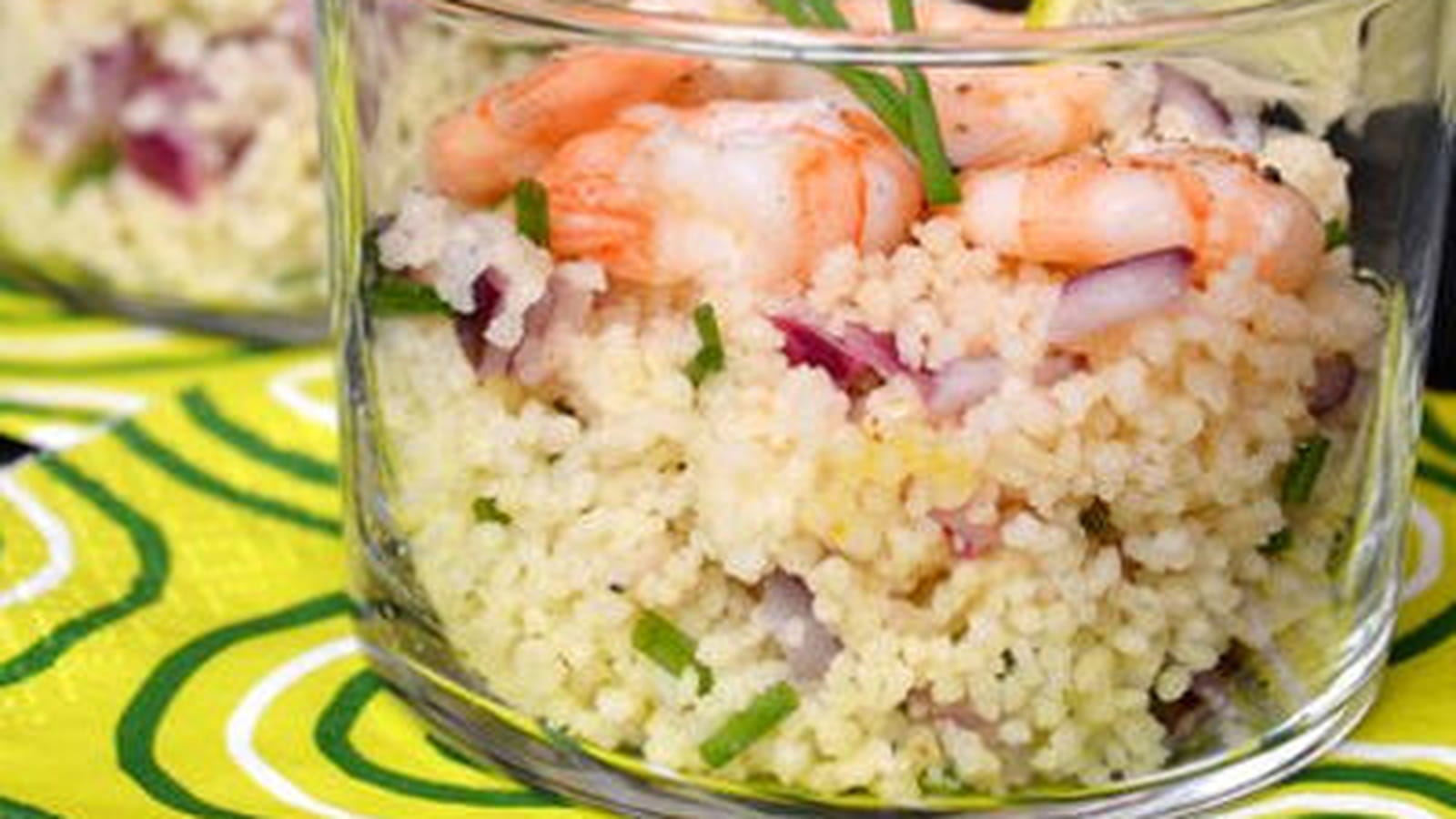 Verrines de taboulé au crevettes, citron vert et oignon rouge