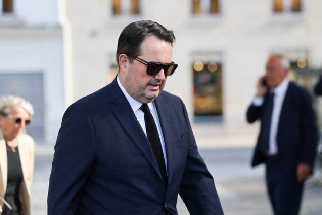 Jean-Fran&ccedil;ois Pi&egrave;ge arrive aux obs&egrave;ques de Nicolas Altmayer
