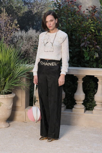 Anna Brewster au d&eacute;fil&eacute; Chanel