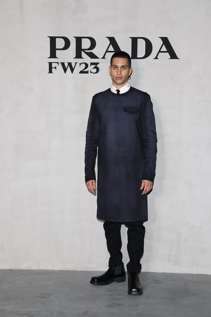 Mahmood en tunique bleu marine et bottes noires au d&eacute;fil&eacute; Prada