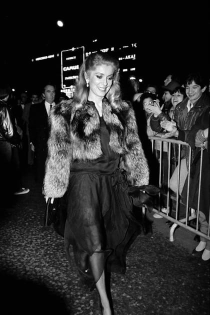 Avant&nbsp;: Catherine Deneuve en veste en fourrure en 1982
