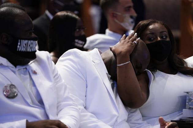 Philonise Floyd, le petit frère de George, en pleurs pendant la cérémonie,