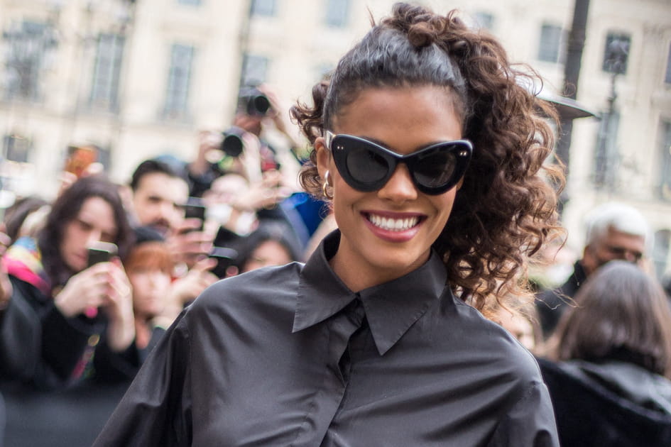 Les cheveux boucl&eacute;s attach&eacute;s de Tina Kunakey