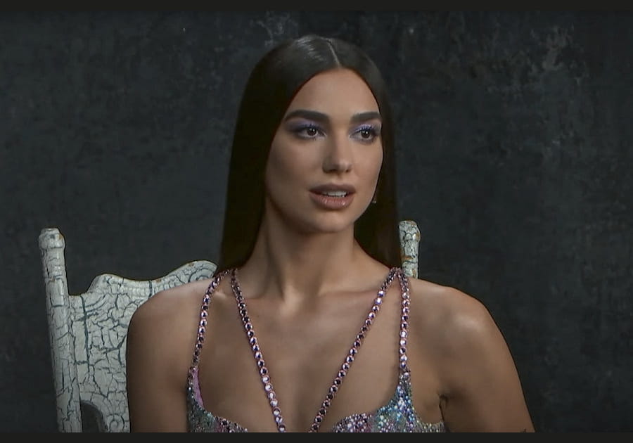 Le maquillage iridescent de Dua Lipa