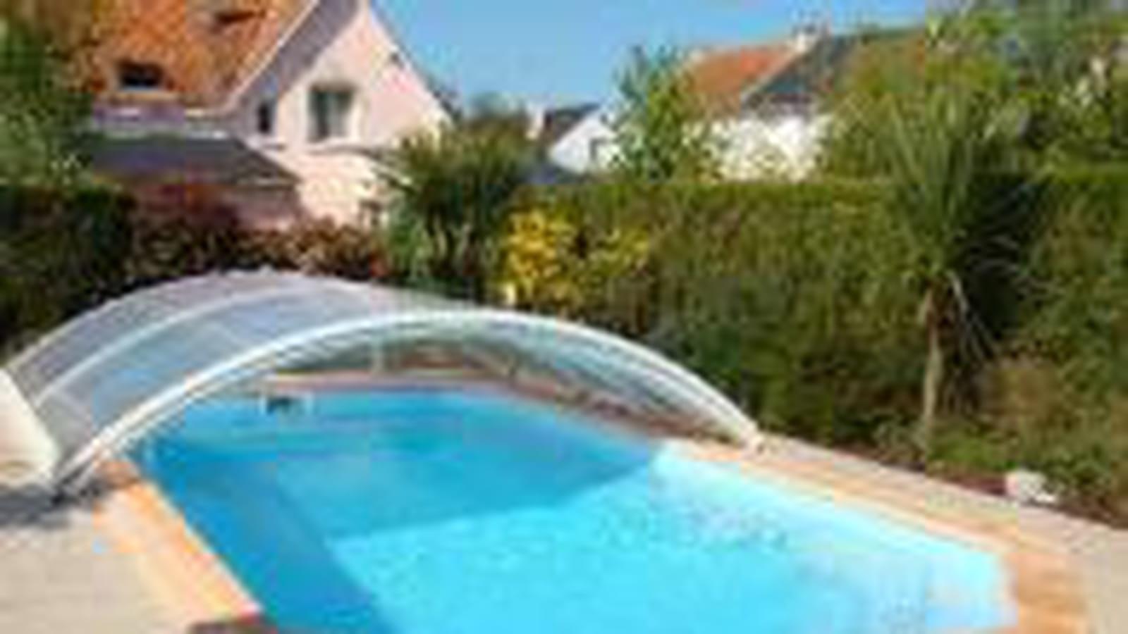 Piscine avec abri