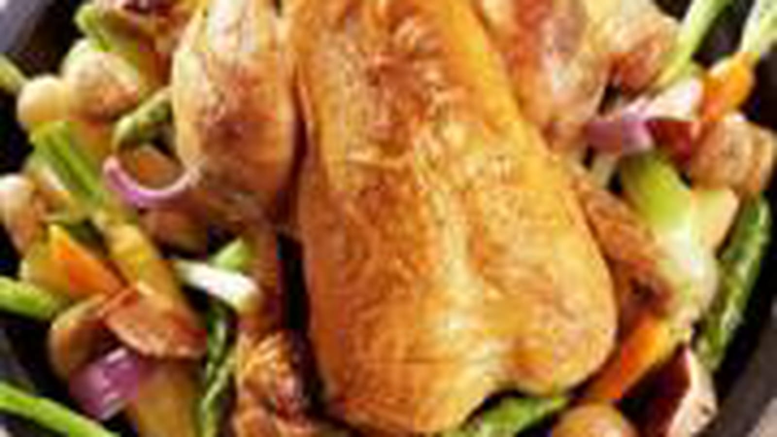 Poulet rôti, marrons, cèpes et petits légumes