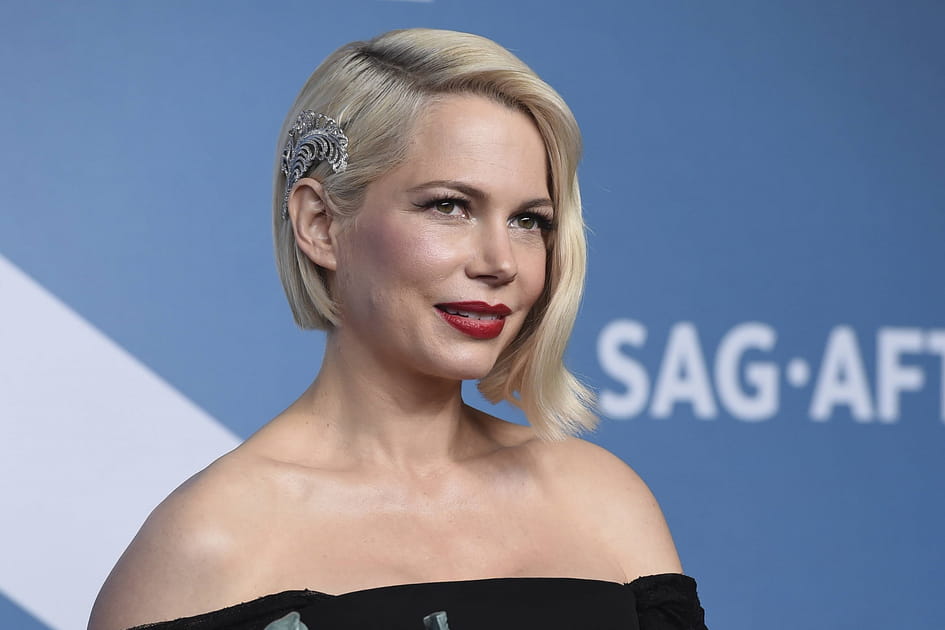 Le carr&eacute; plongeant accessoiris&eacute; de Michelle Williams