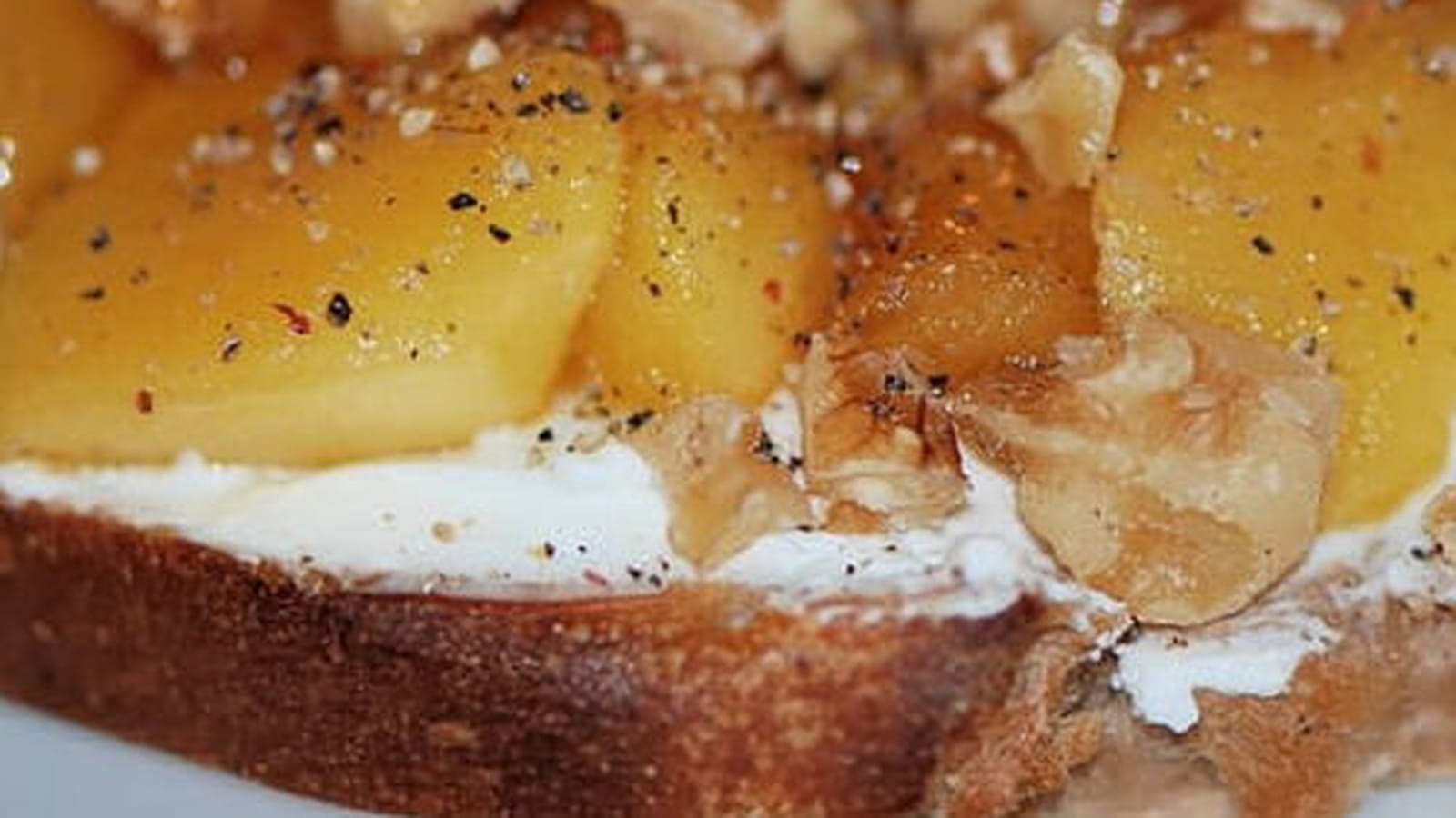 Tartines chèvre frais, pommes caramélisées, noix, miel
