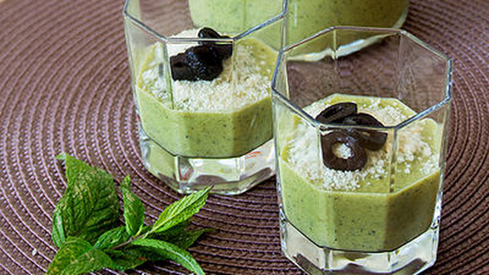 Gaspacho de courgettes, parmesan et olives