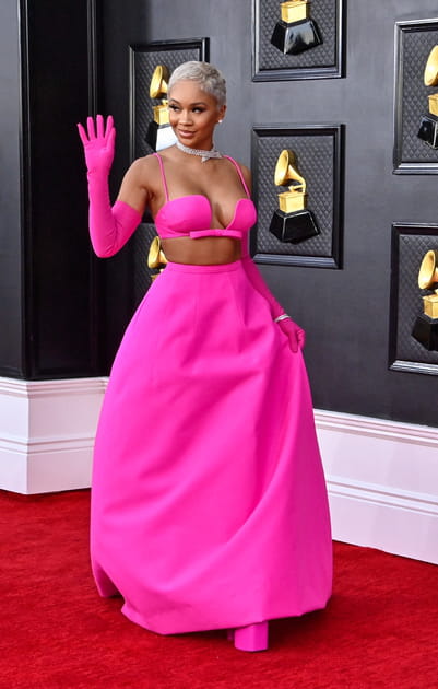 Saweetie dans une robe rose fluo