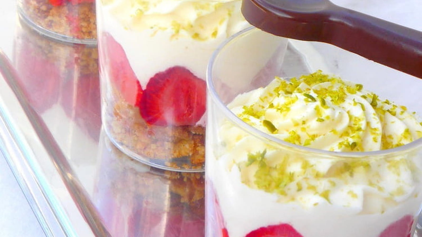 Verrines fraises chantilly et crumble aux noisettes