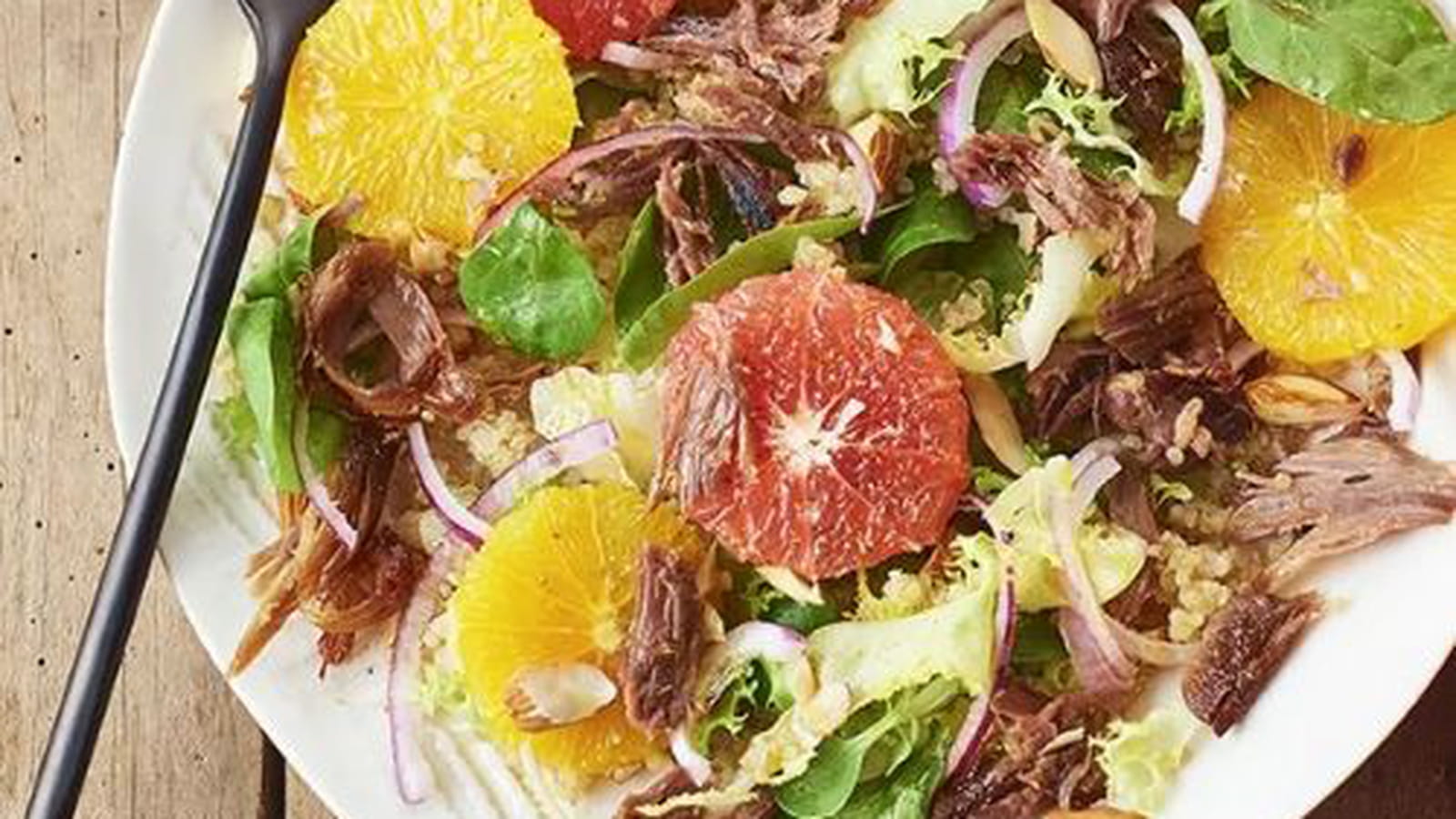 Salade de confit de canard aux cœurs d’orange et de pamplemousse, amandes concassées, quinoa et oignon rouge