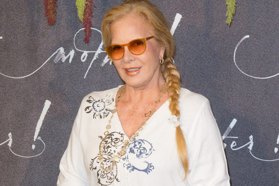 Sylvie Vartan, prodigieuse avec sa tresse sur le c&ocirc;t&eacute;