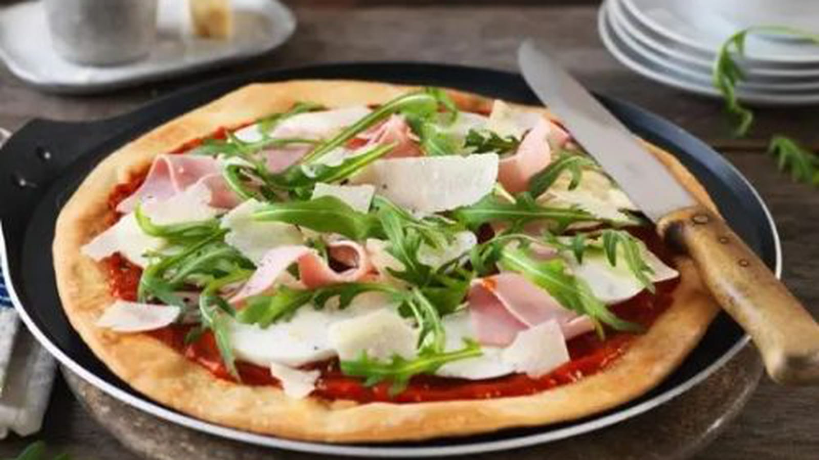 Pizza au jambon, roquette à la poêle