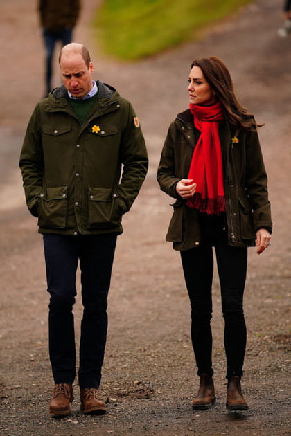 Kate Middleton en veste kaki avec une &eacute;charpe rouge