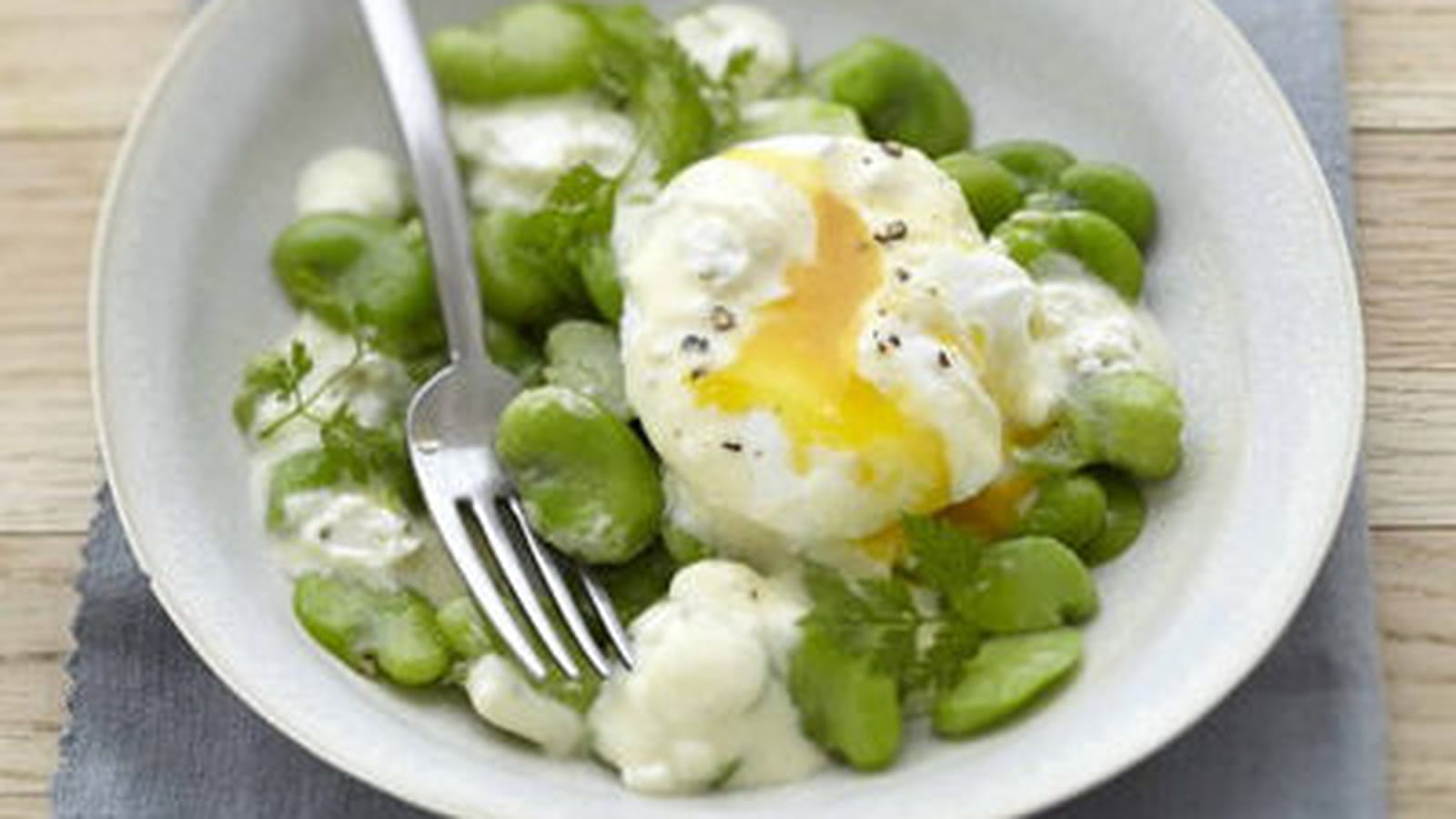 Salade de fèves et œuf poché au Carré Frais olives-touche de citron