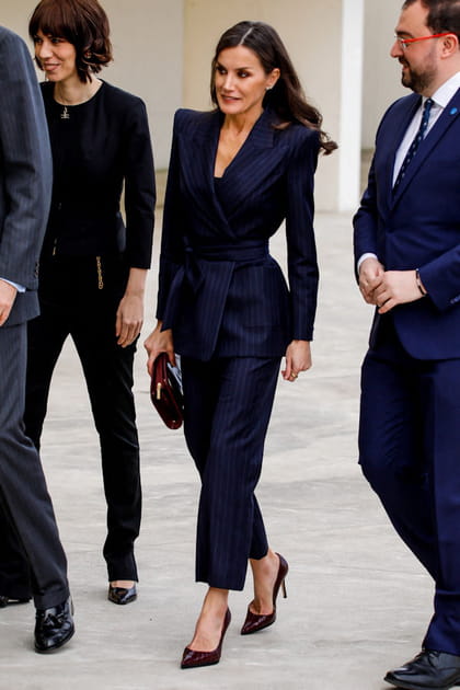 Letizia d'Espagne en pantalon à rayures marine et blazer assorti Inés Martín Alcalde