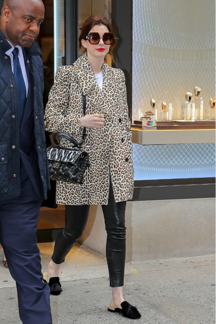 Anne Hathaway version ville en veste l&eacute;opard