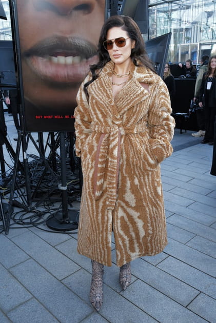 Ashley Graham en trench imprim&eacute; animal