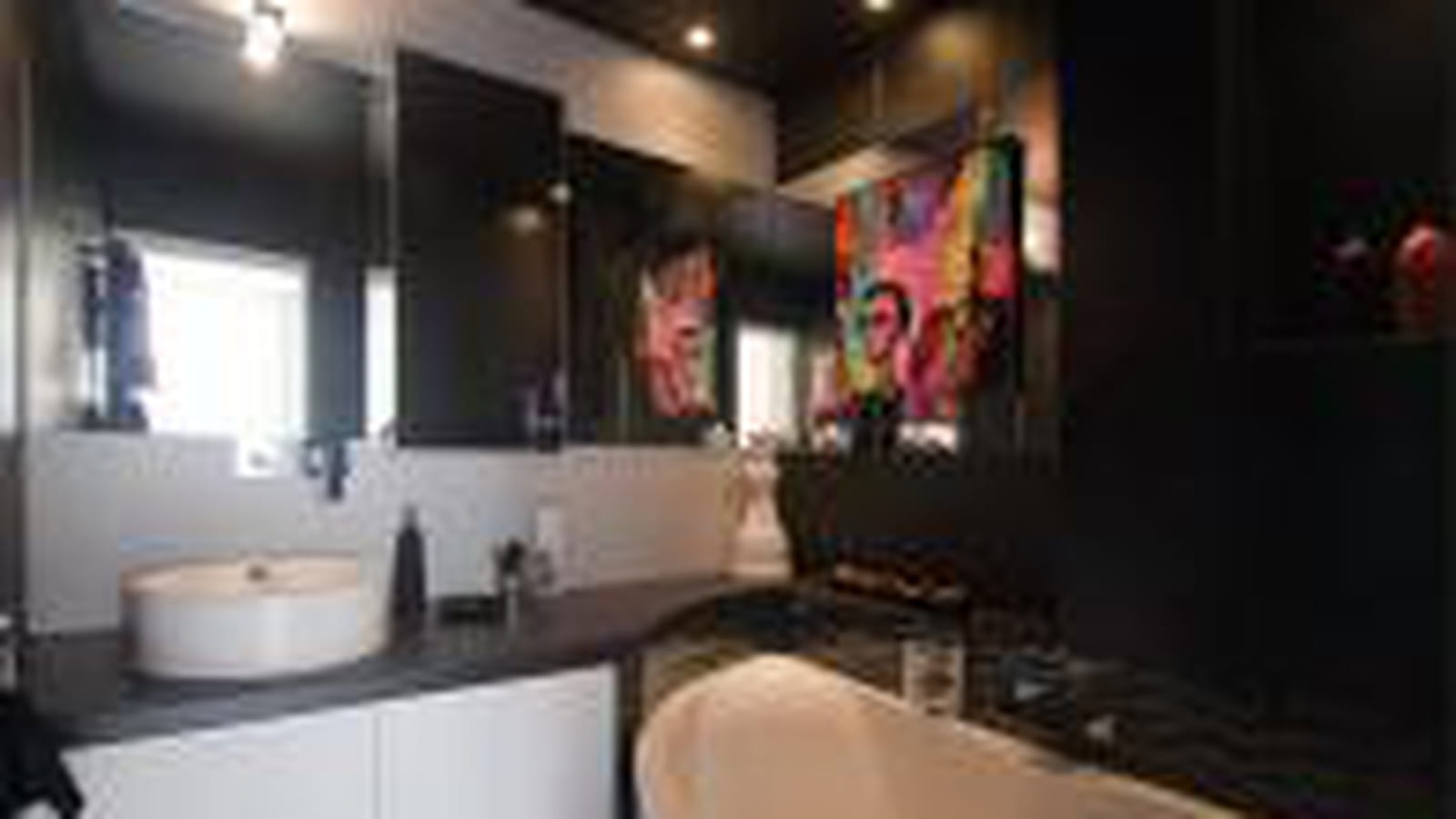 Salle de bains noire