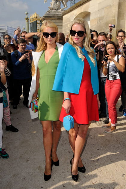 Paris et Nicky Hilton, colorées chez Valentino