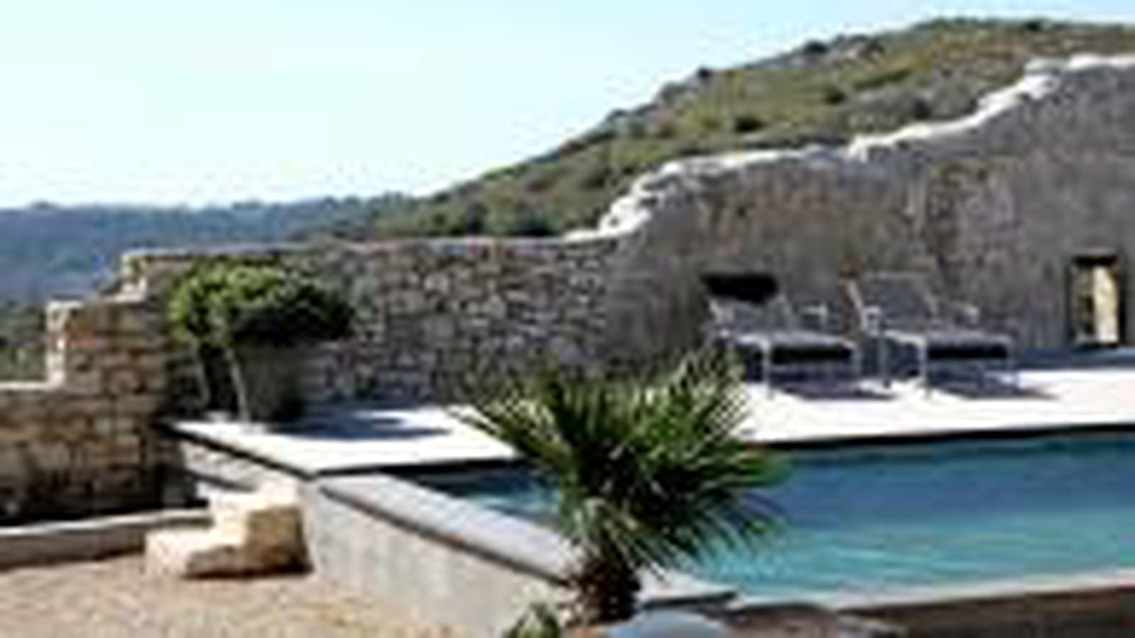 Piscine entourée de pierre