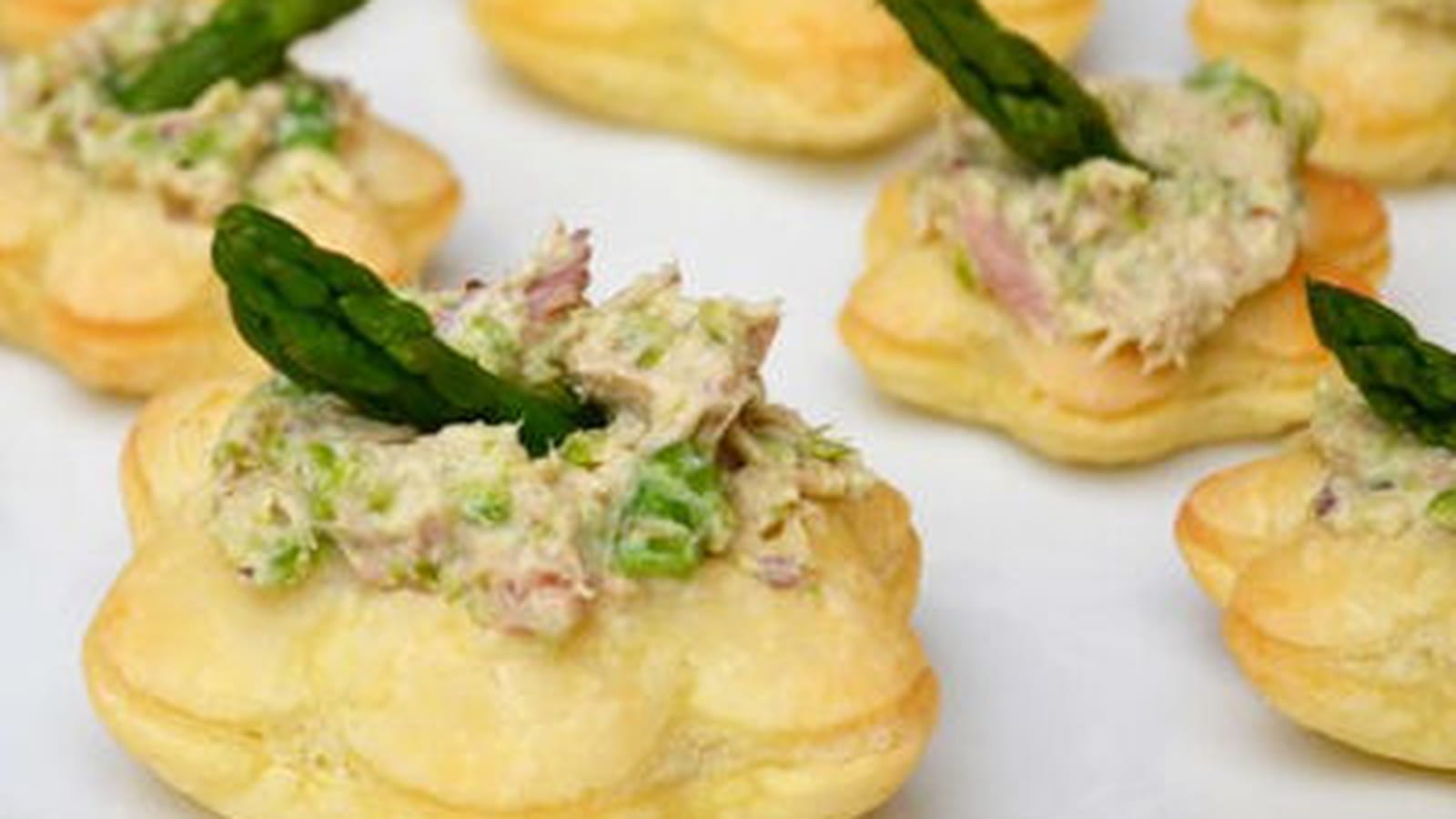 Feuilletés aux rillettes de thon, moutarde et asperges vertes